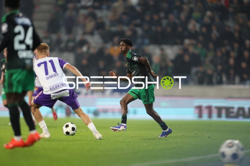 Mouhamed Sy (#9; FC Wacker Innsbruck) im Dribbling gegen Austria Salzburg