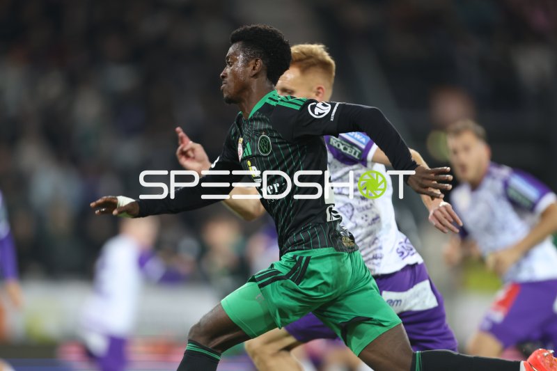 Bright Owusu (#24; FC Wacker Innsbruck) im Dribbling gegen Austria Salzburg