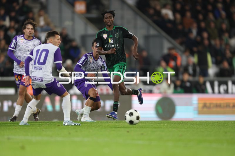 Mouhamed Sy (#9; FC Wacker Innsbruck) dribbelt gegen Austria Salzburg