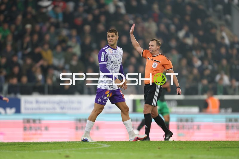 Schiedsrichter erteilt Verweis während Spielunterbrechung im Tivoli Stadion