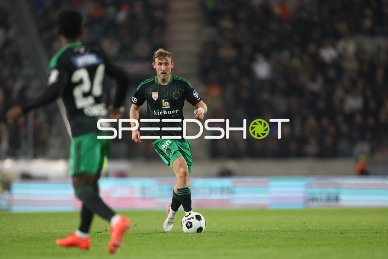 Robin Littig (#21; FC Wacker Innsbruck) am Ball im Tivoli Stadion