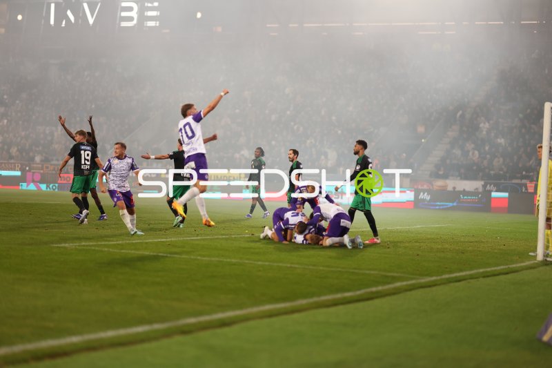 Alexander Joppich (#16; FC Wacker Innsbruck) beobachtet Torchance gegen Austria Salzburg
