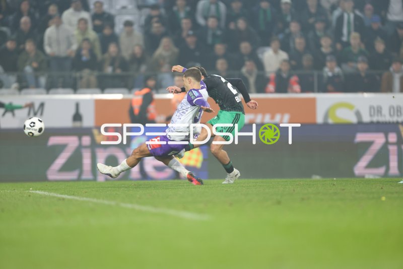 Zweikampf um den Ball im Tivoli Stadion Innsbruck