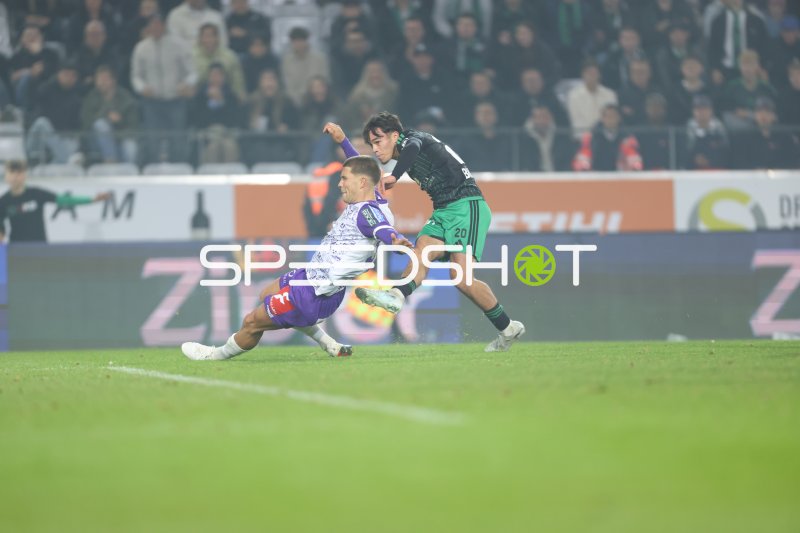 Gabriele Biancheri (#20; FC Wacker Innsbruck) gegen Salzburg-Abwehr