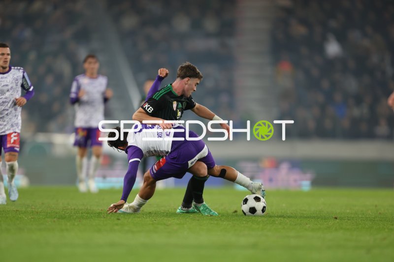 Zweikampf um den Ball im Tivoli Stadion Innsbruck