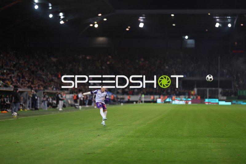 Spieler der SV Austria Salzburg im Kopfballspiel am Tivoli Stadion
