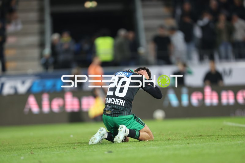 Spieler des FC Wacker Innsbruck (#20) kniet nach Spielende