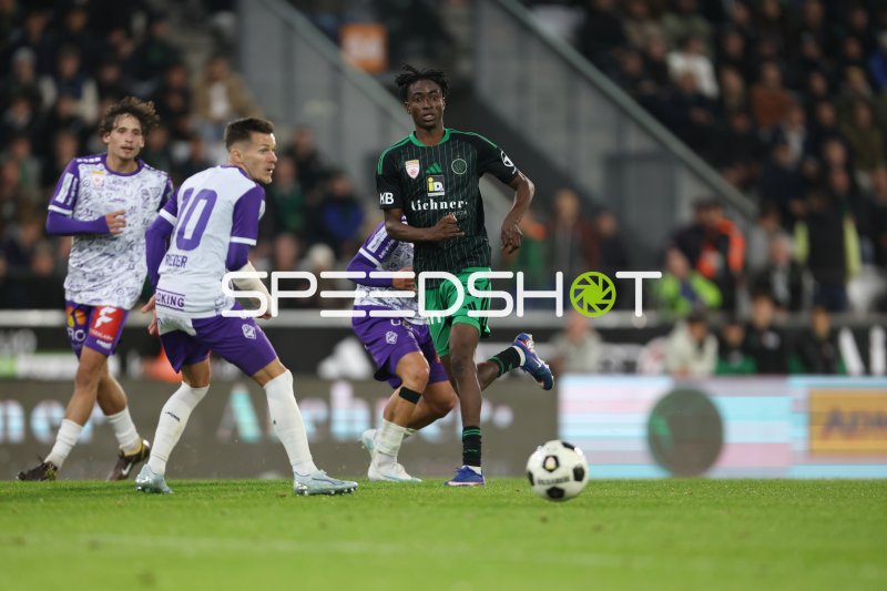 Mouhamed Sy (#9; FC Wacker Innsbruck) im Dribbling gegen Austria Salzburg