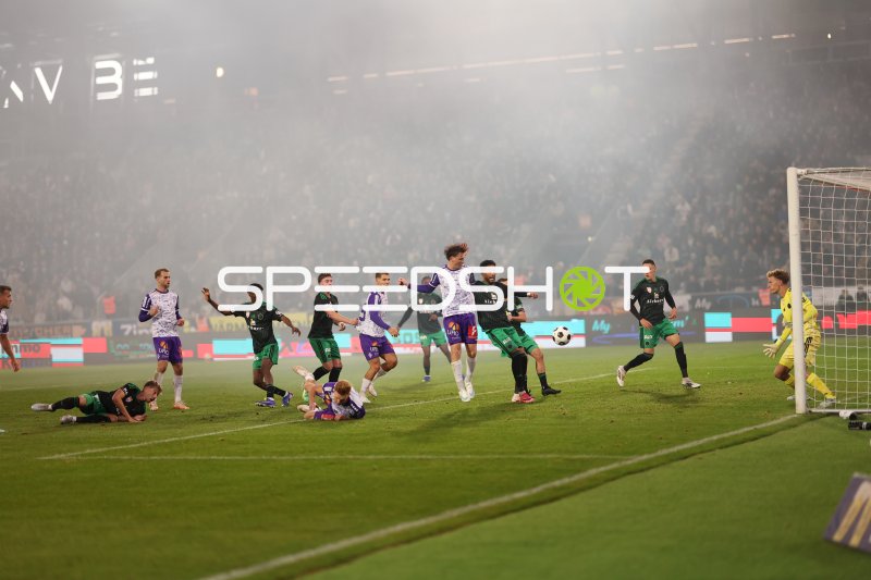 Chaotische Szene im Strafraum: FC Wacker Innsbruck gegen SV Austria Salzburg
