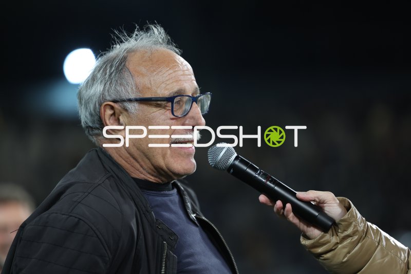 Person mit Mikrofon bei Veranstaltung im Tivoli Stadion