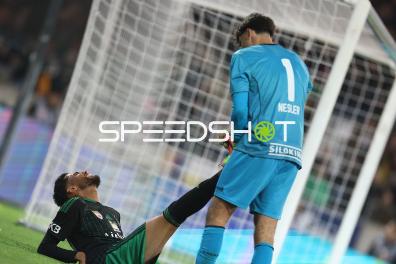 Torwart Simon Nesler Täubl (#29; SV Austria Salzburg) pariert Schuss