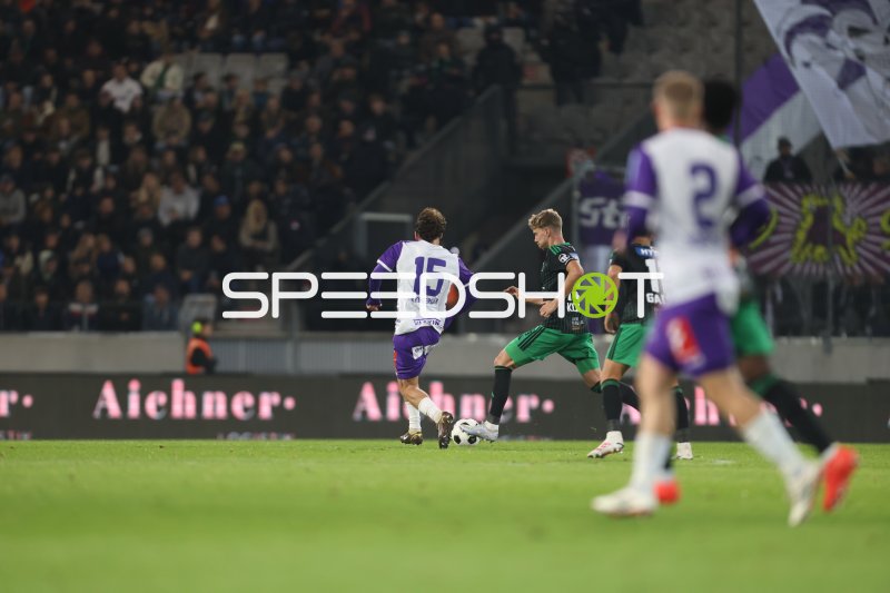 Spieler von Austria Salzburg (#15) mit Ballkontrolle gegen Wacker Innsbruck