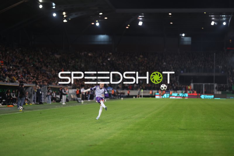 Spieler von SV Austria Salzburg bei Flanke im Tivoli Stadion