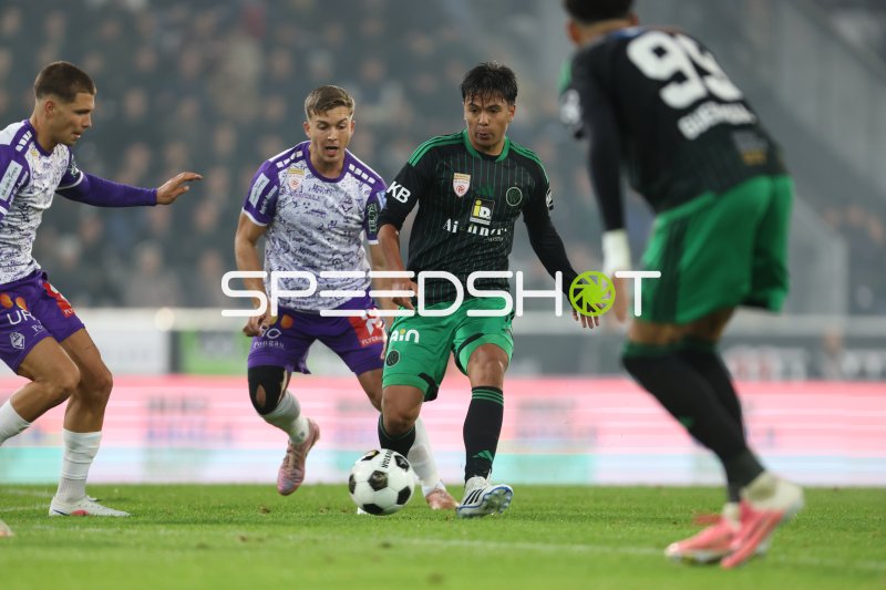 Adrian Wibowo (#7; FC Wacker Innsbruck) dribbelt gegen Austria Salzburg