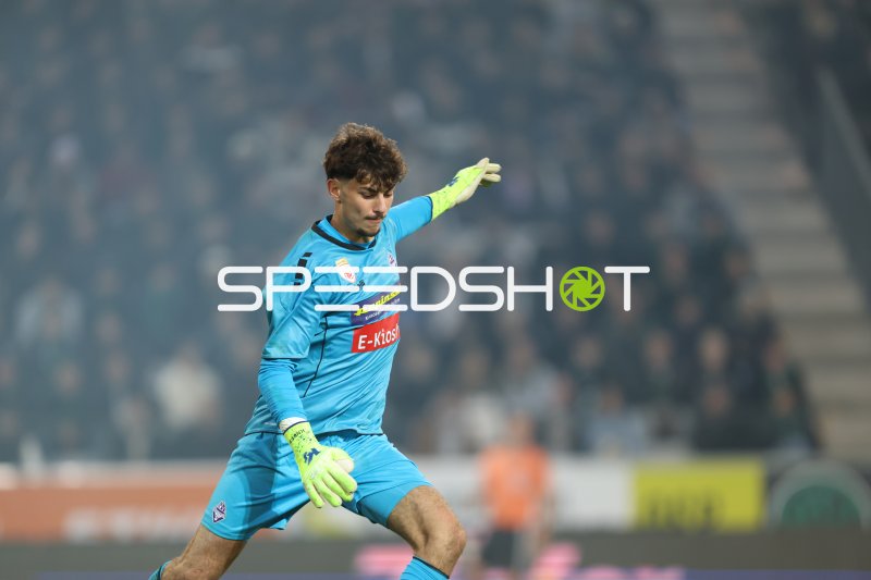 Torwart von SV Austria Salzburg in Abwehrposition