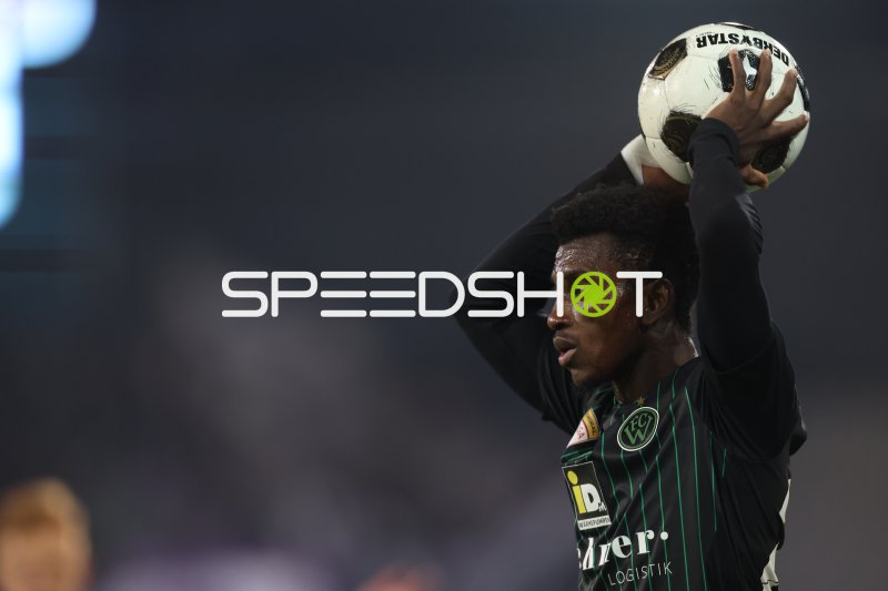 Bright Owusu (#24; FC Wacker Innsbruck) bei Einwurf