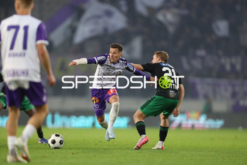 Zweikampf um den Ball im Tivoli Stadion Innsbruck