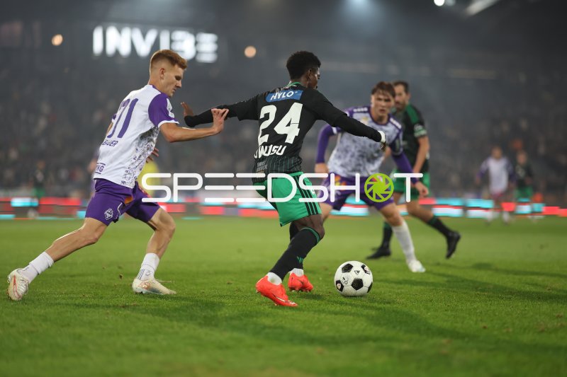 Bright Owusu (#24; FC Wacker Innsbruck) dribbelt gegen Austria Salzburg