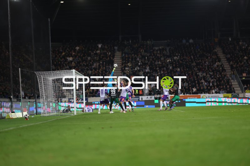 Torwart in Blau pariert Kopfball im Tivoli Stadion