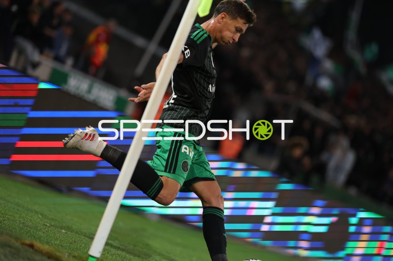 FC Wacker Innsbruck Spieler bei Flanke am Tivoli Stadion
