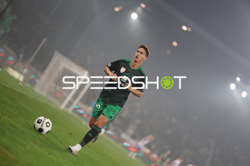 Raphael Gallé (#11; FC Wacker Innsbruck) im Spielaufbau