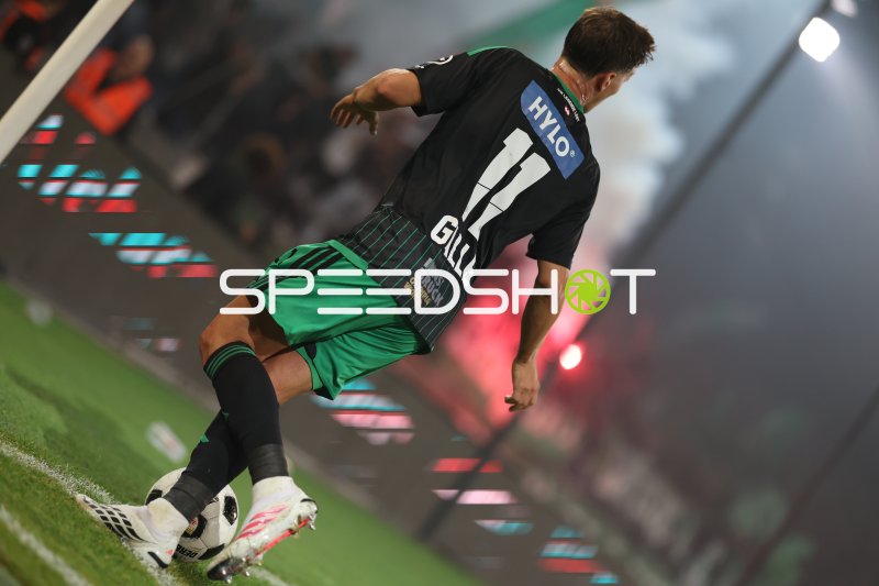 Spieler des FC Wacker Innsbruck (#51) im Ballkontakt am Tivoli Stadion
