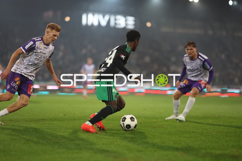 Spieler von SV Austria Salzburg dribbelt gegen FC Wacker Innsbruck