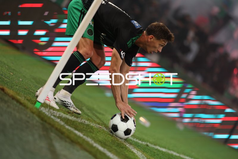 FC Wacker Innsbruck Spieler bei Ballkontakt am Spielfeldrand