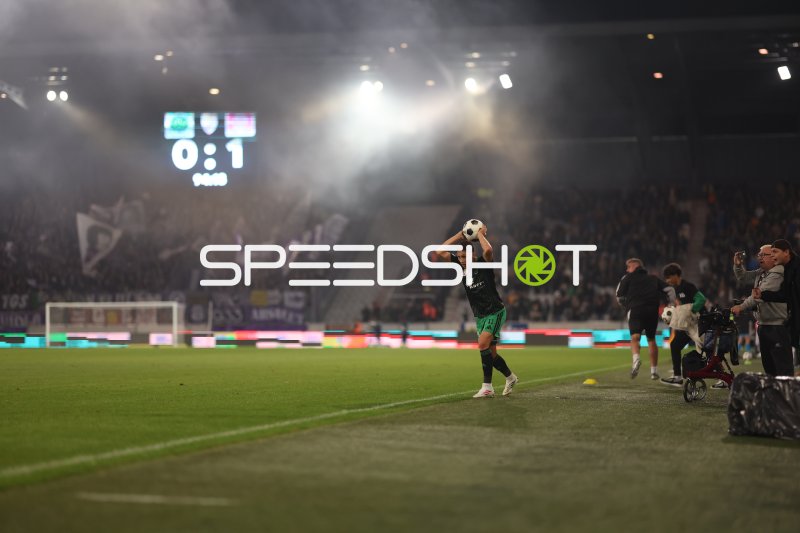 Spieler des FC Wacker Innsbruck bei Einwurf im Tivoli Stadion