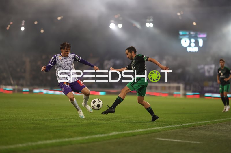 Zweikampf um den Ball im Tivoli Stadion Innsbruck