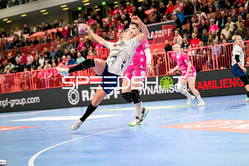 Katharina Goldammer (Sport-Union Neckarsulm) im Sprungwurf gegen TuS Metzingen