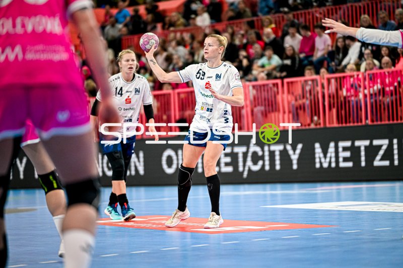 Antje Döll (#29; Sport-Union Neckarsulm) im Sprungwurf gegen TuS Metzingen