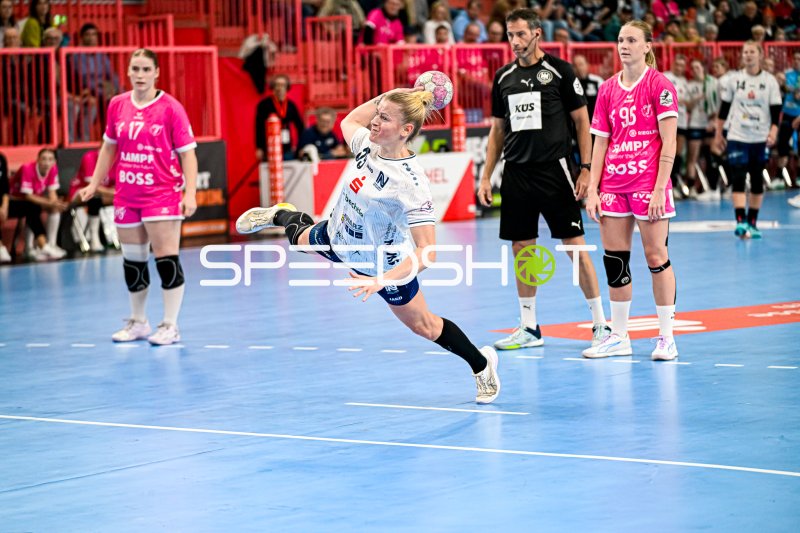 Spielerin der Sport-Union Neckarsulm im Sprungwurf gegen TuS Metzingen