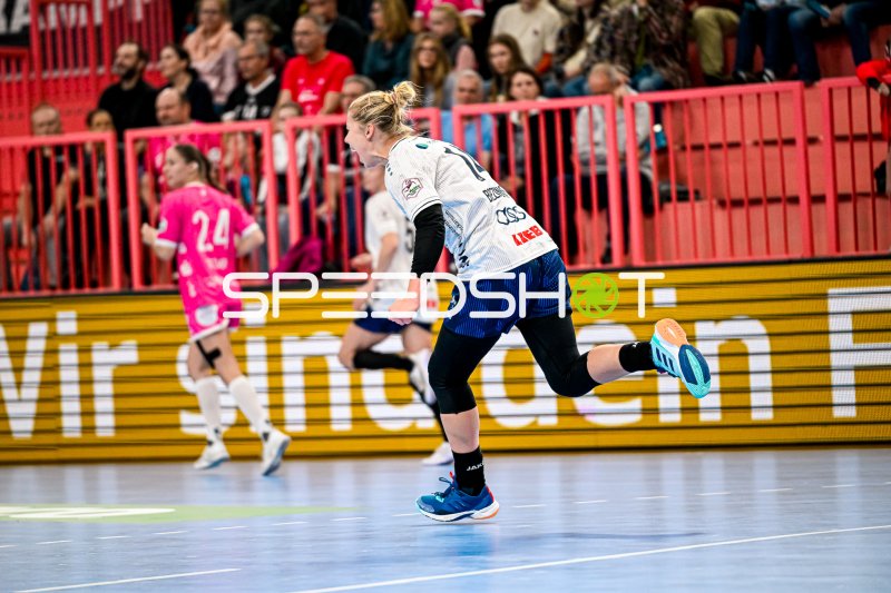 Spielerin der Sport-Union Neckarsulm im Angriff gegen TuS Metzingen
