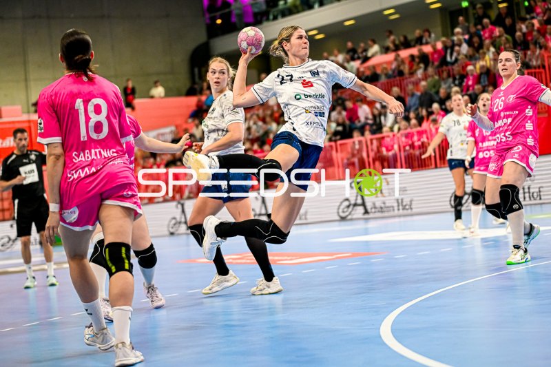 Kim Hinkelmann (#5; Sport-Union Neckarsulm) im Sprungwurf gegen TuS Metzingen