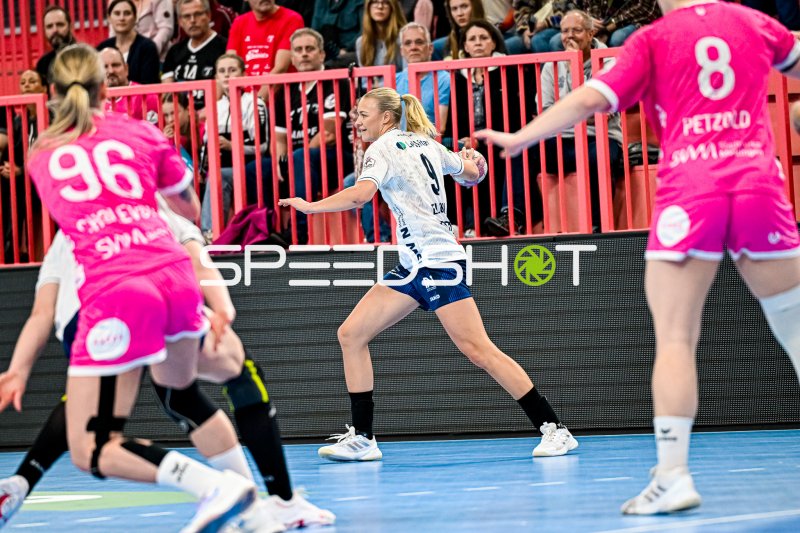 Fanny Elovson (#9; Sport-Union Neckarsulm) in der Abwehr gegen TuS Metzingen