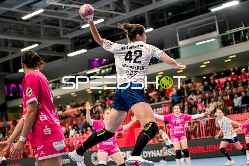 Spielerin der Sport-Union Neckarsulm im Sprungwurf gegen TuS Metzingen