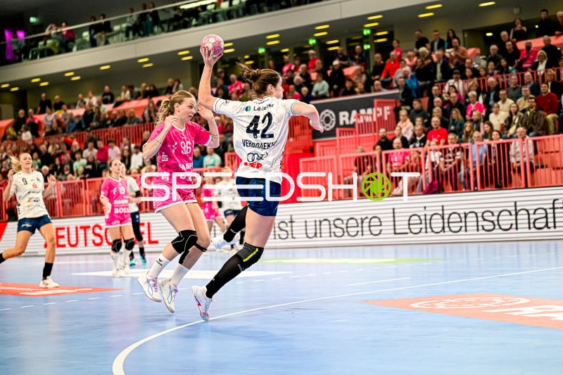 Spielerin der Sport-Union Neckarsulm im Sprungwurf gegen TuS Metzingen