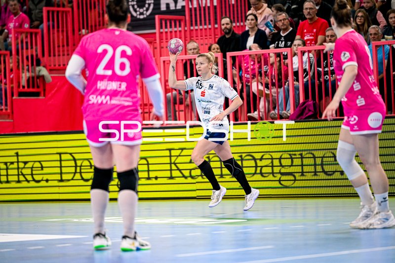 Antje Döll (#29; Sport-Union Neckarsulm) im Sprungwurf gegen TuS Metzingen
