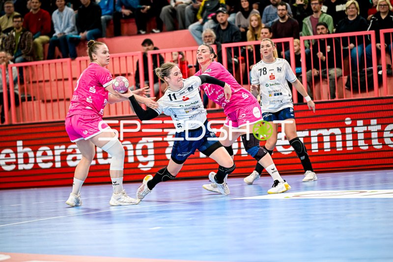Ida Petzold (#8; TuS Metzingen) im Angriff gegen Paulina Uscinowicz und Gabriela Bitolo