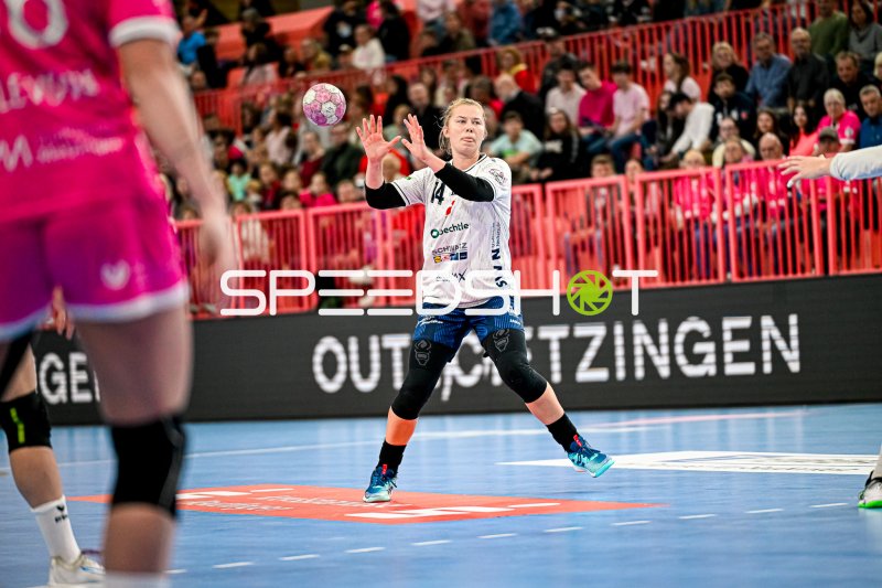 Kamila Kordovska (#14; Sport-Union Neckarsulm) beim Abwehrspiel