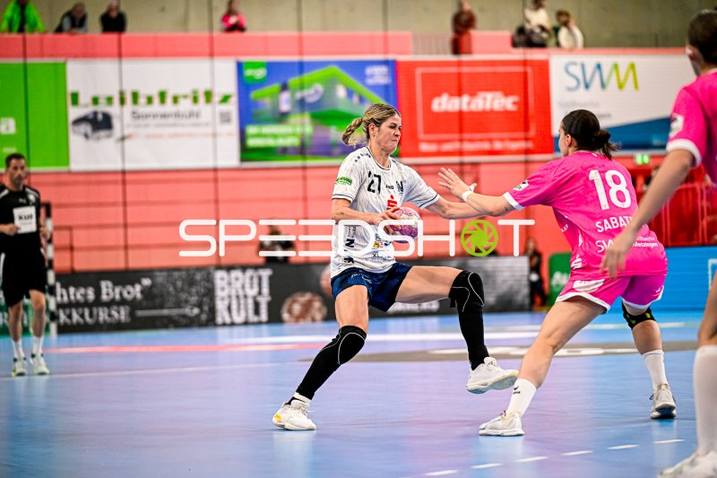 Katharina Goldammer (#21; Sport-Union Neckarsulm) im Angriff gegen TuS Metzingen