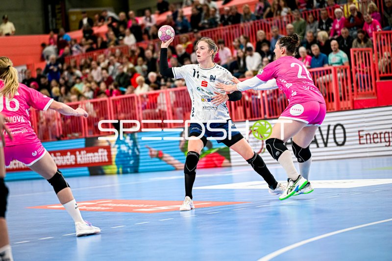 Annefleur Bruggeman (#11; Sport-Union Neckarsulm) im Sprungwurf gegen TuS Metzingen