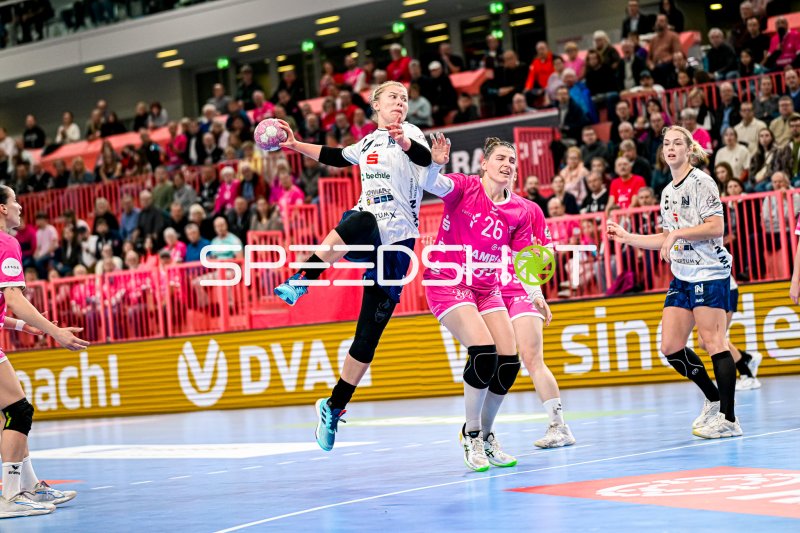 Kim Hinkelmann (#5; Sport-Union Neckarsulm) im Sprungwurf gegen TuS Metzingen