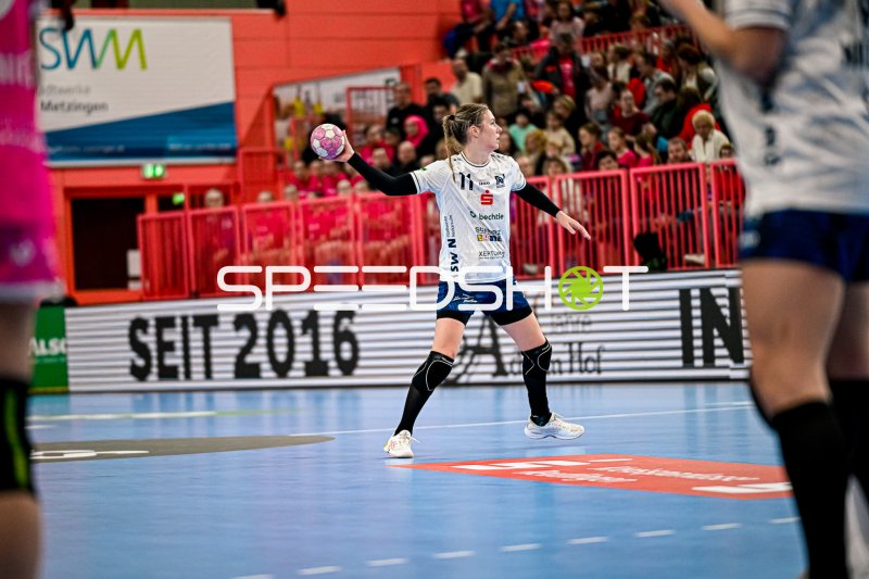 Spielerin der Sport-Union Neckarsulm im Sprungwurf gegen TuS Metzingen
