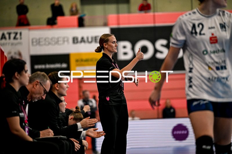 Katharina Goldammer coacht TuS Metzingen in der Paul Horn-Arena