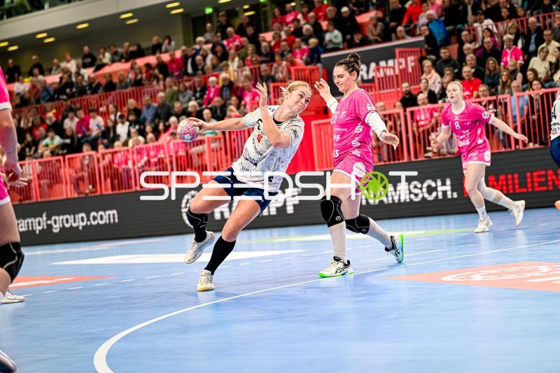 Kim Hinkelmann (#5; Sport-Union Neckarsulm) im Sprungwurf gegen TuS Metzingen
