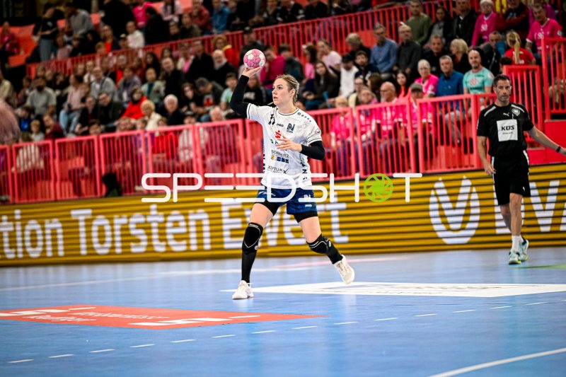 Annefleur Bruggeman (#11; Sport-Union Neckarsulm) im Sprungwurf