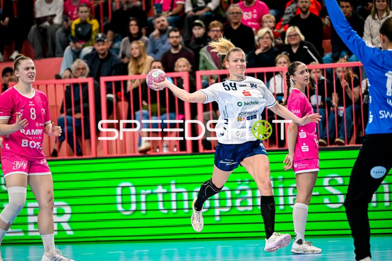 Antje Döll (#29; Sport-Union Neckarsulm) im Sprungwurf gegen TuS Metzingen
