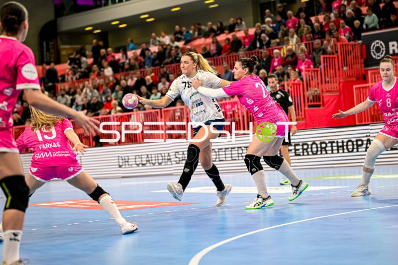 Ida Petzold (#8; TuS Metzingen) gegen Abwehr der Sport-Union Neckarsulm